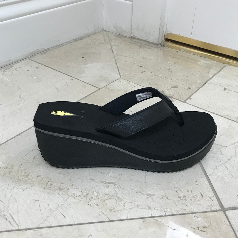NIB Volatile Turk Blk Leather Flip Flop 10M